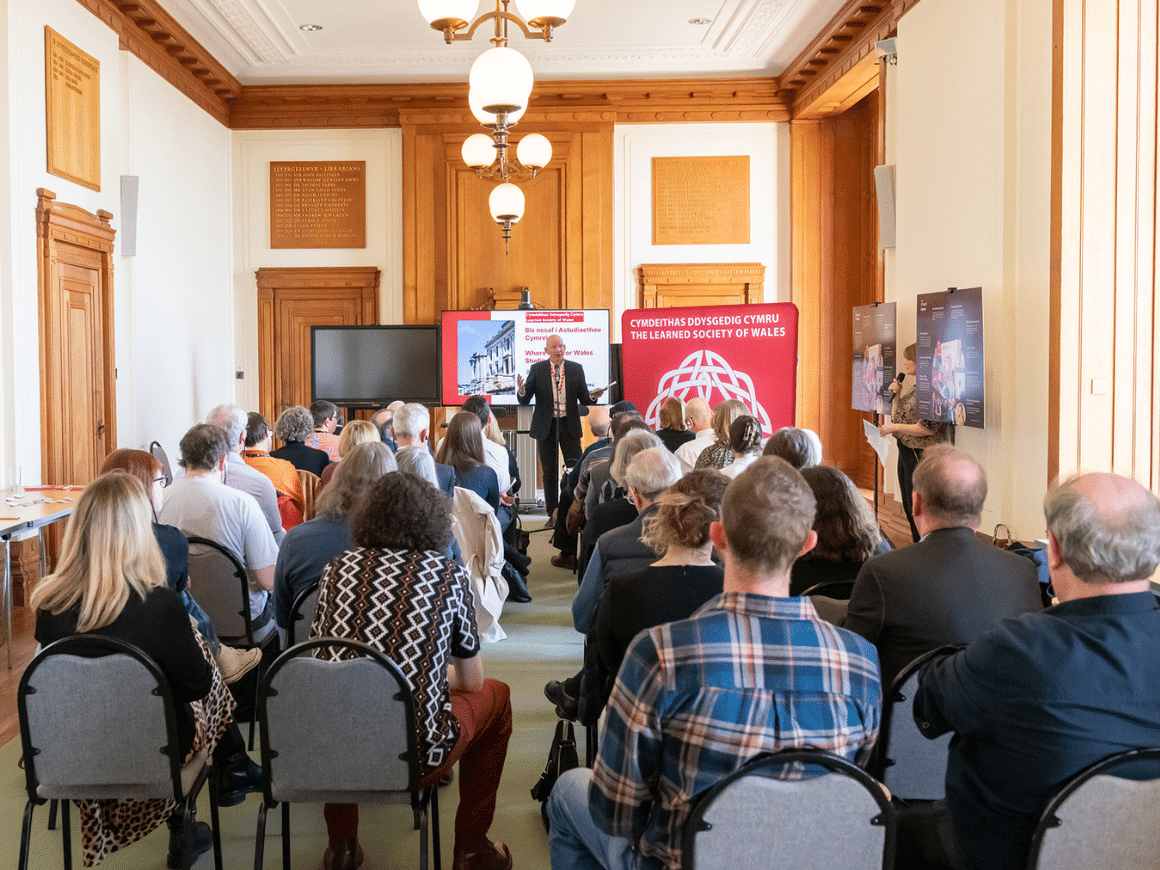 Dr Rhodri Llwyd Morgan talking to an audience in the National Library of Wales