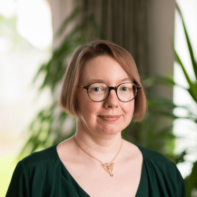 Anne Davies headshot